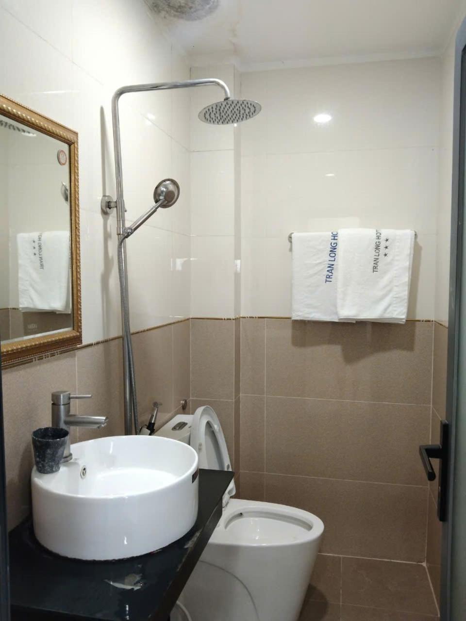 Capsule hotel Khach San Tran Long *